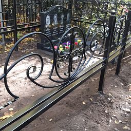 Кованая ограда с крестом