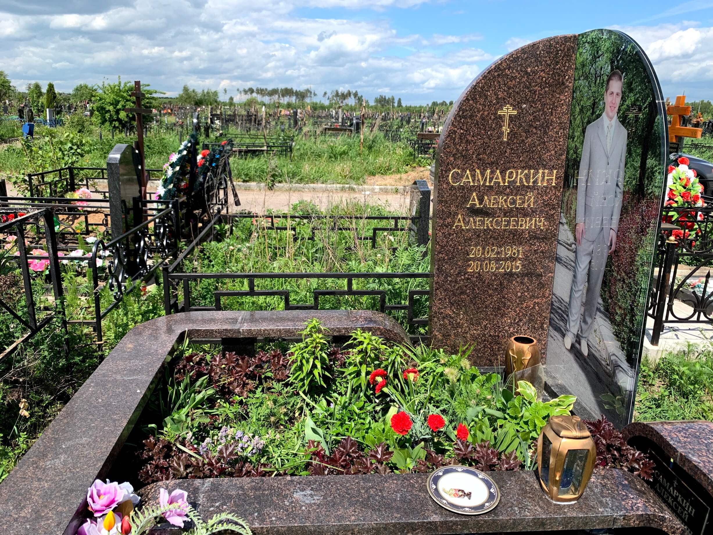 Мемориальный комплекс из стекла и гранита Капустинский