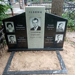 Памятник с тремя стелами
