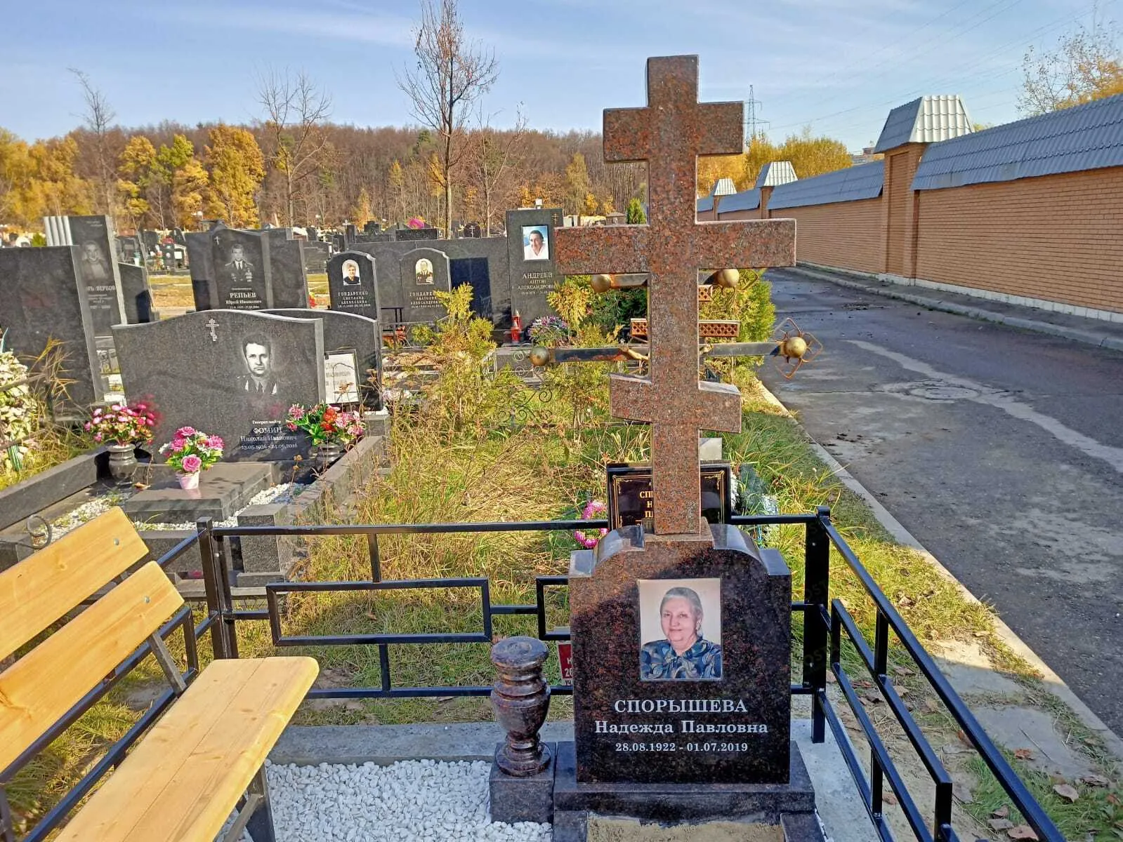 Памятник с крестом из Дымовского гранита