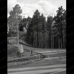Пейзаж с дорогой на памятник