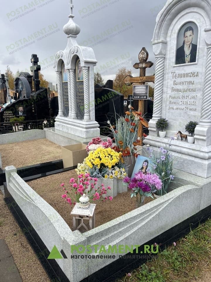 Цоколь с резным памятником