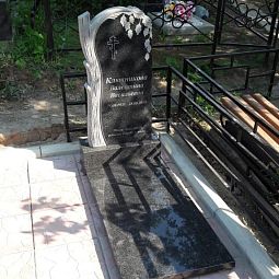 памятник с дубовыми листьями