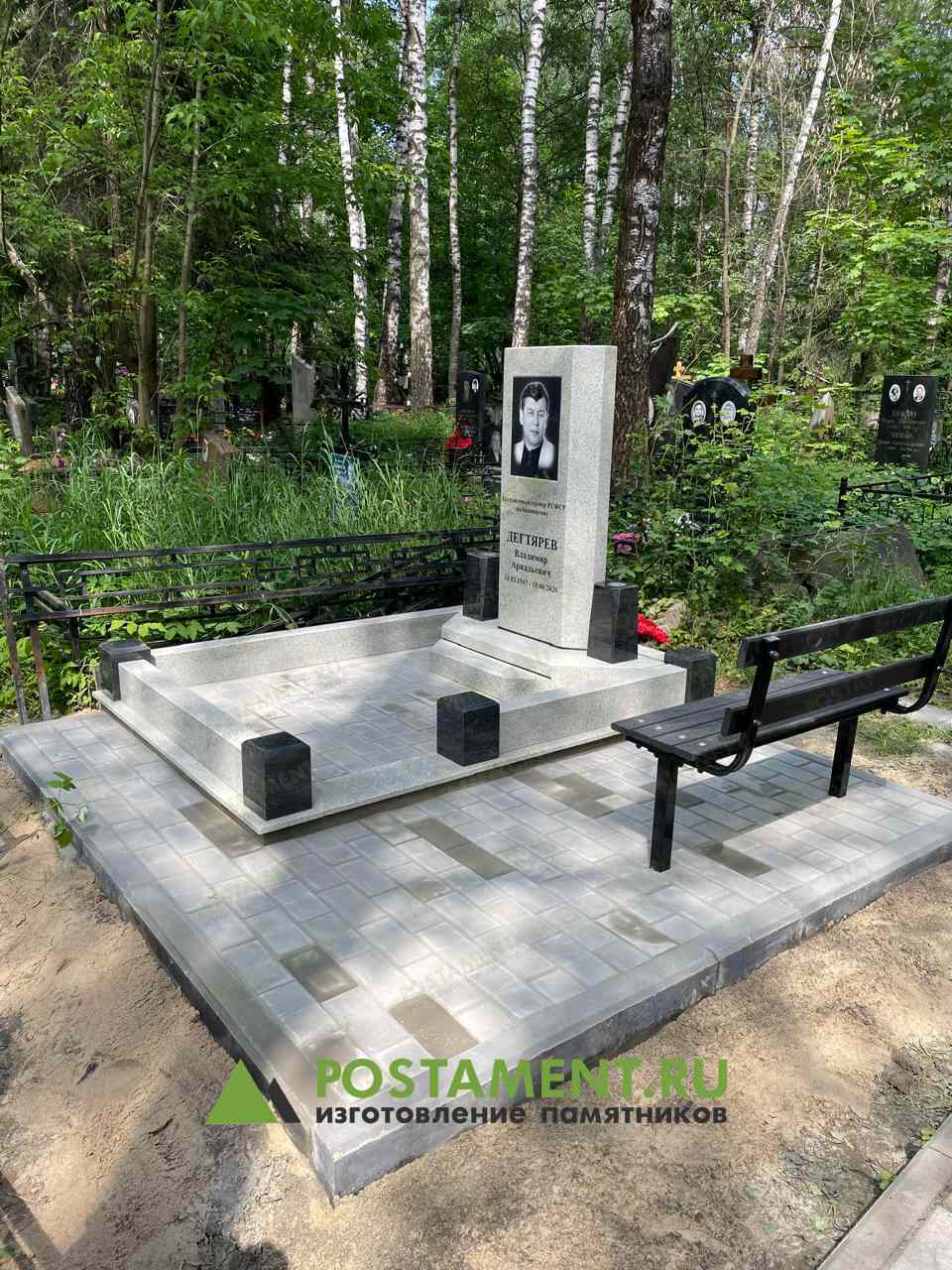 Цоколь и памятник из Мансура, а портрет выполнен на граните Габбро гравировкой