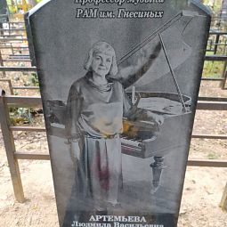 памятник из гранита овальный