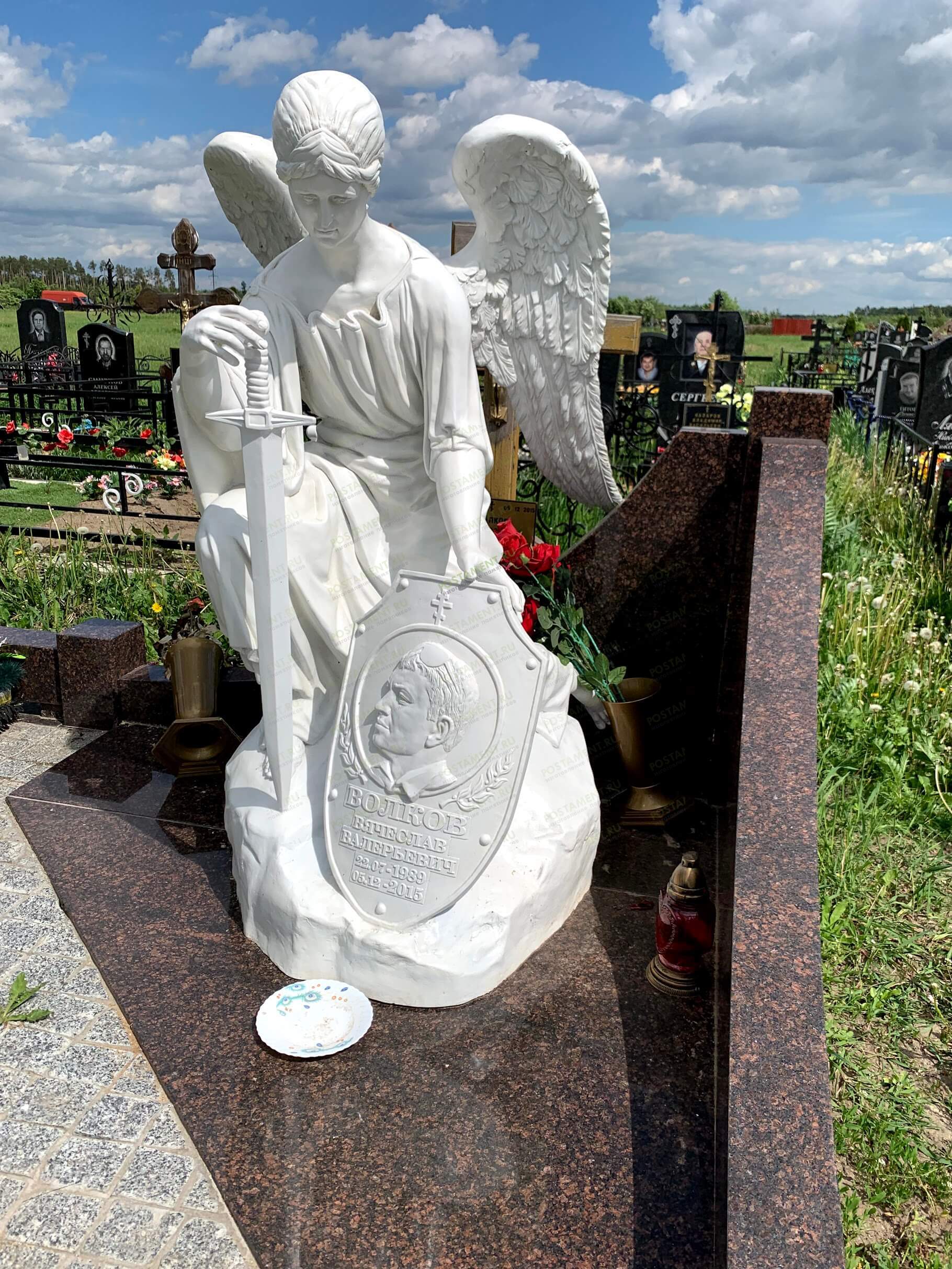 Цоколь красный угловой