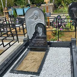 Памятник со скорбящей резной