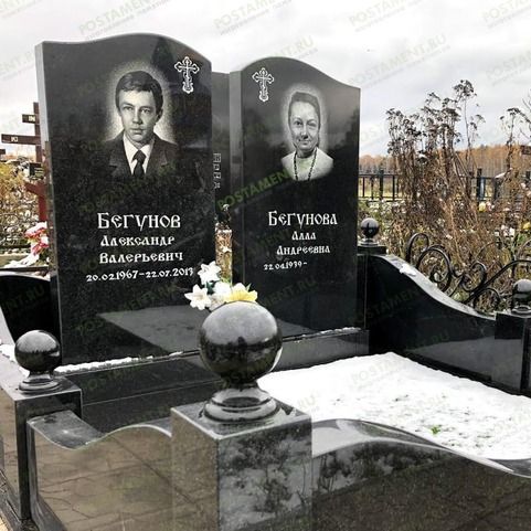Памятники волна в зеркальном отражении