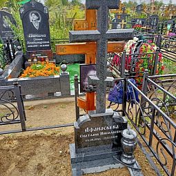 крест с цветником на могилу