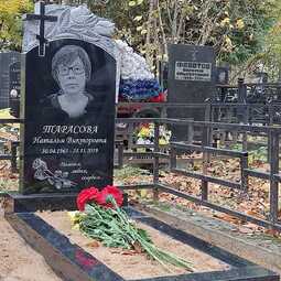 Памятник с розами и крестом