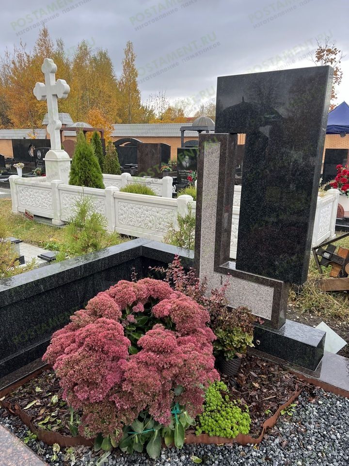 Очиток на кладбище осенью