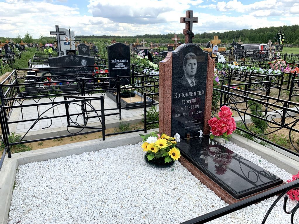 Памятник молодому мужчине Памятник с красным и черным гранитом для мужчины