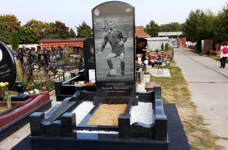 Памятник футболисту Памятник футболисту
